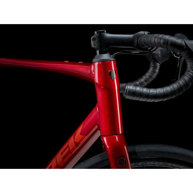 Trek Domane AL 2 Gen 4 - Crimson to Dark Carmine Fade 3